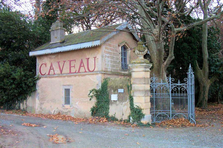 Vue extérieure du caveau de la Commanderie de Preïssan et du Canal du Midi