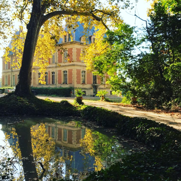 Le château de la Commanderie de Preïssan au bord du Canal du Midi